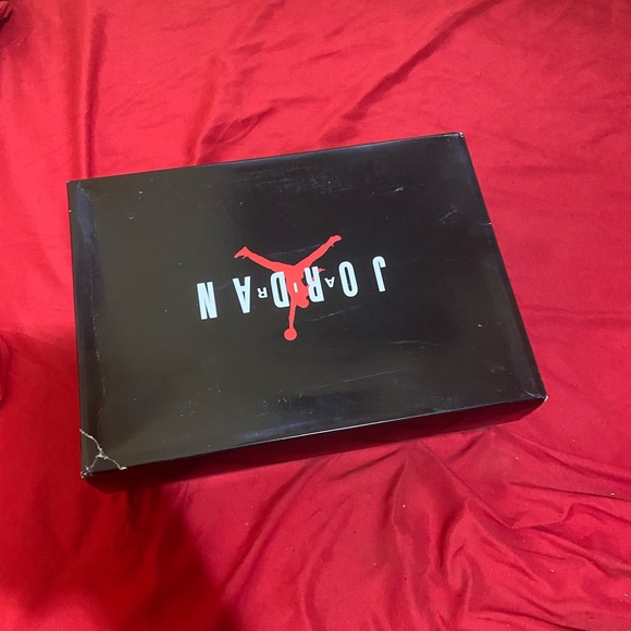 only wore once pretty much brand new box is a little damaged 9/10 - Picture 5 of 5